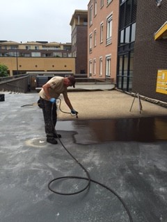 Liquid rubber spuiten op een betondek